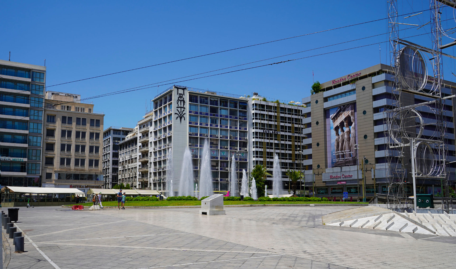 Η πλατεία Ομονοίας σήμερα — εκτεταμένες πλακοστρώσεις χωρίς σκίαση