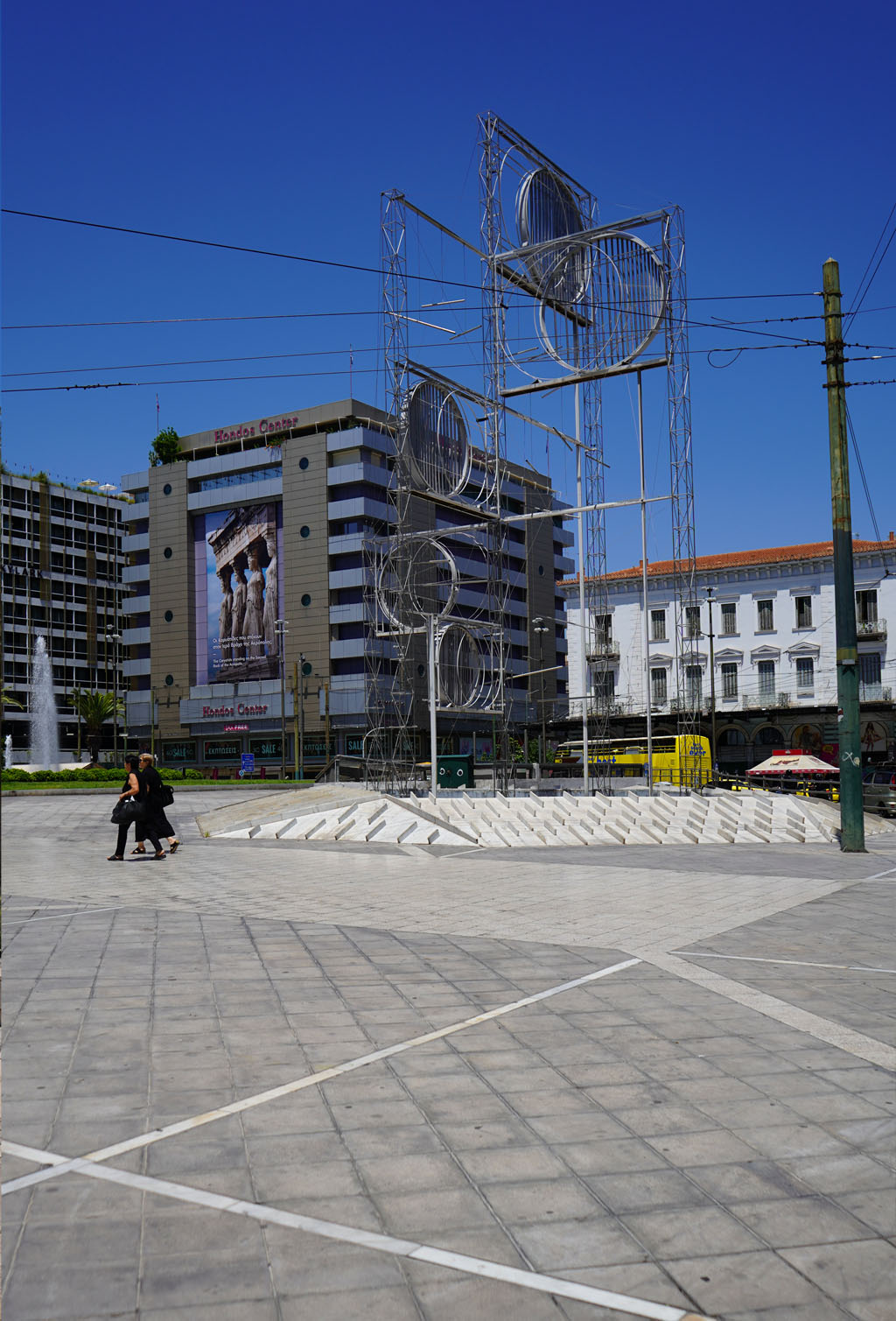 Η Ομόνοια σήμερα — τσιμεντένια κλιμάκωση χωρίς πράσινο